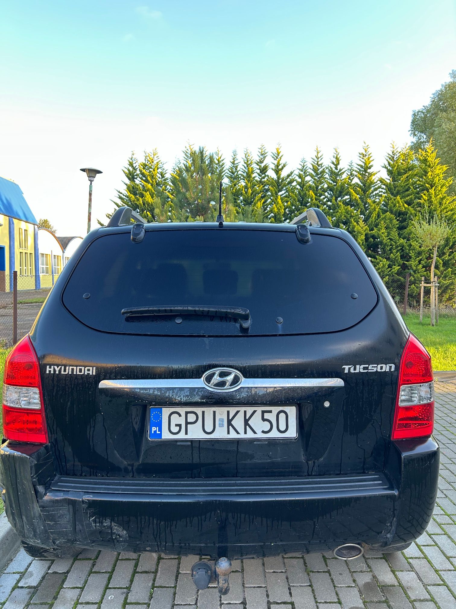 Tył samochodu koloru czarnego.