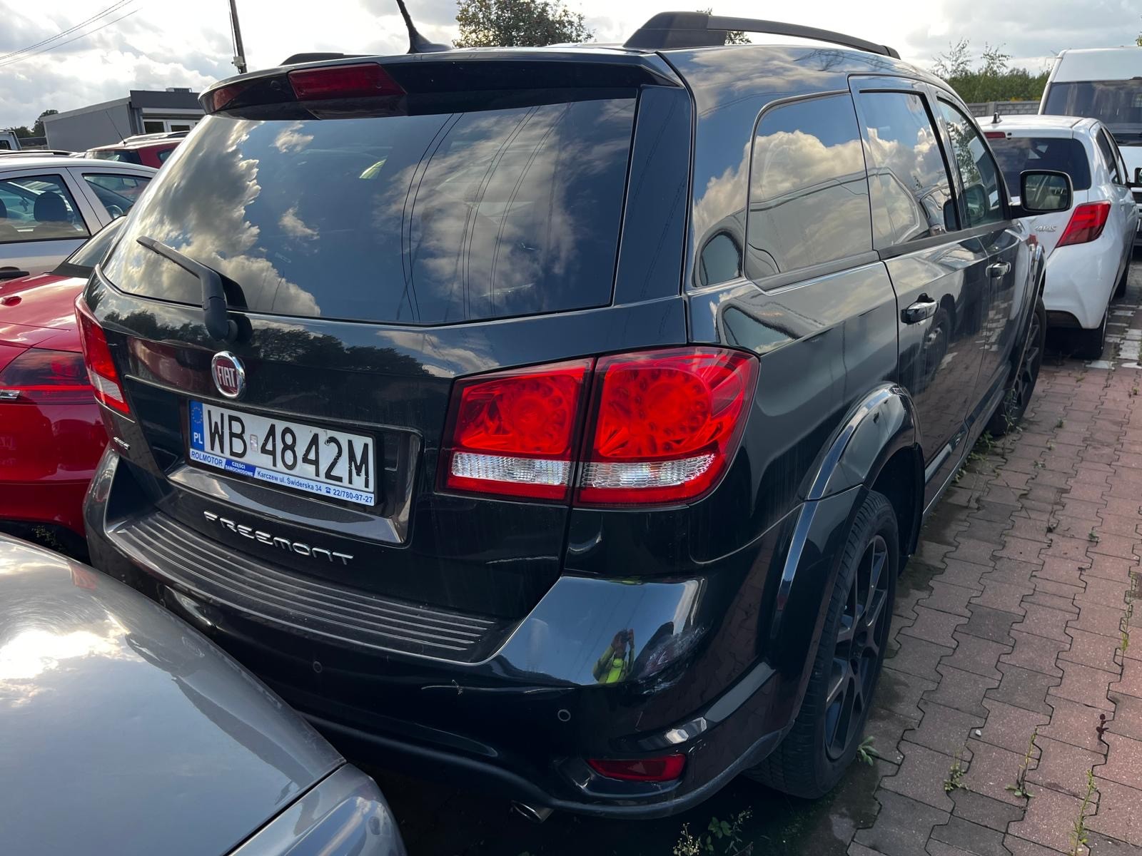 Zdjęcie przedstawia tył czarnego crossovera Fiat Freemont