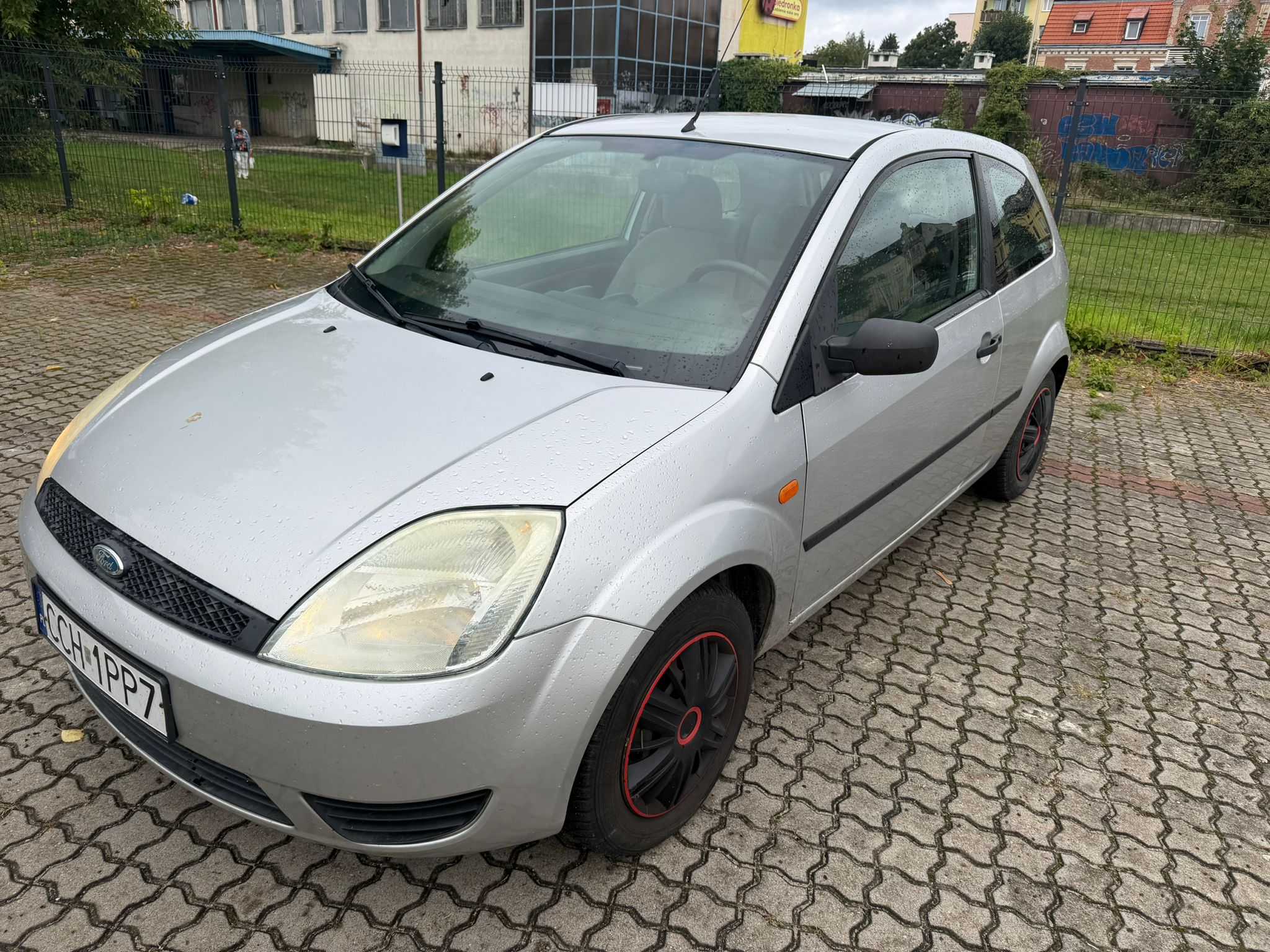 Przód pojazdu wraz z lewym bokiem w srebrnym kolorze