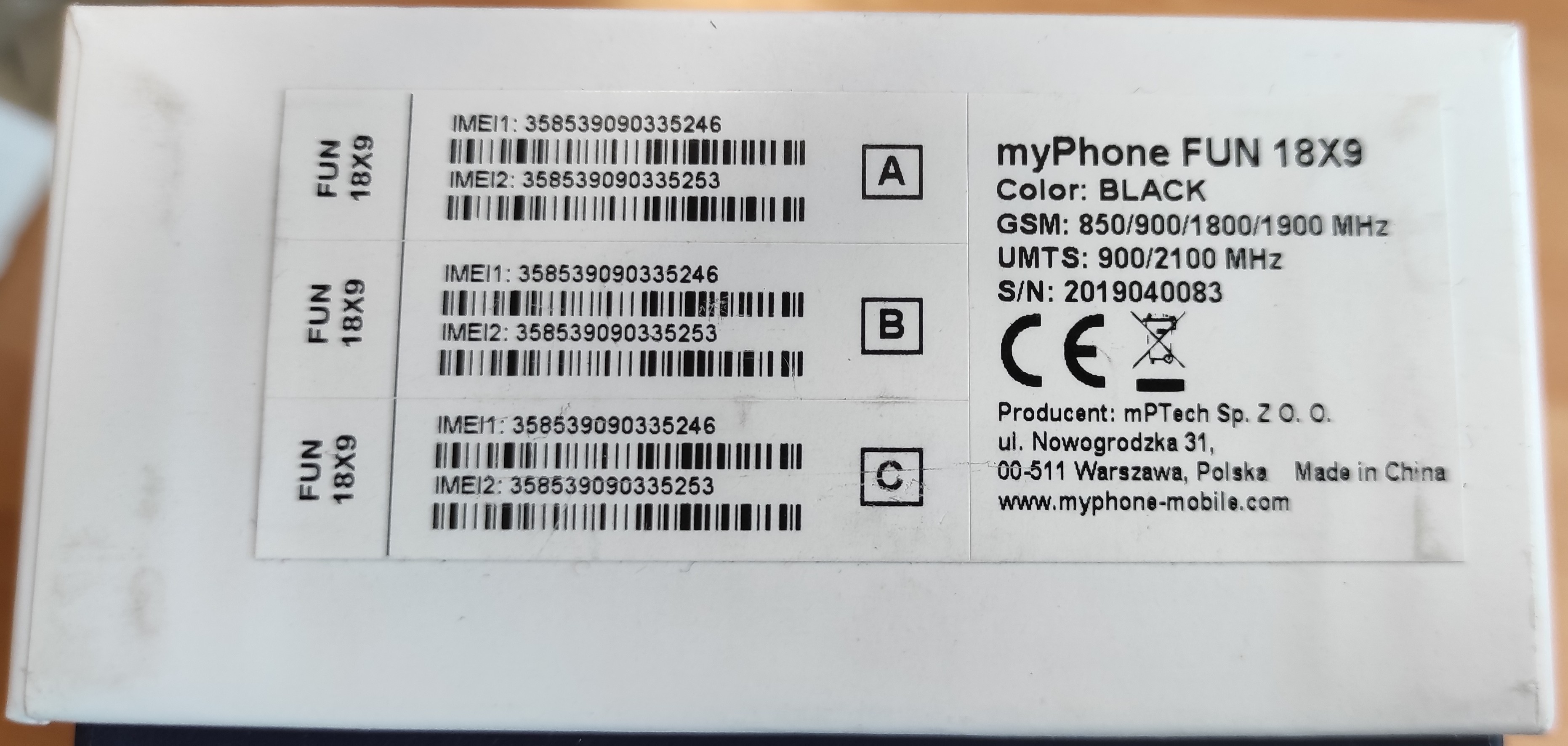 Nakleja na pudełku od telefonu z widocznym numerem IMEI 358539090335246/358539090335253.