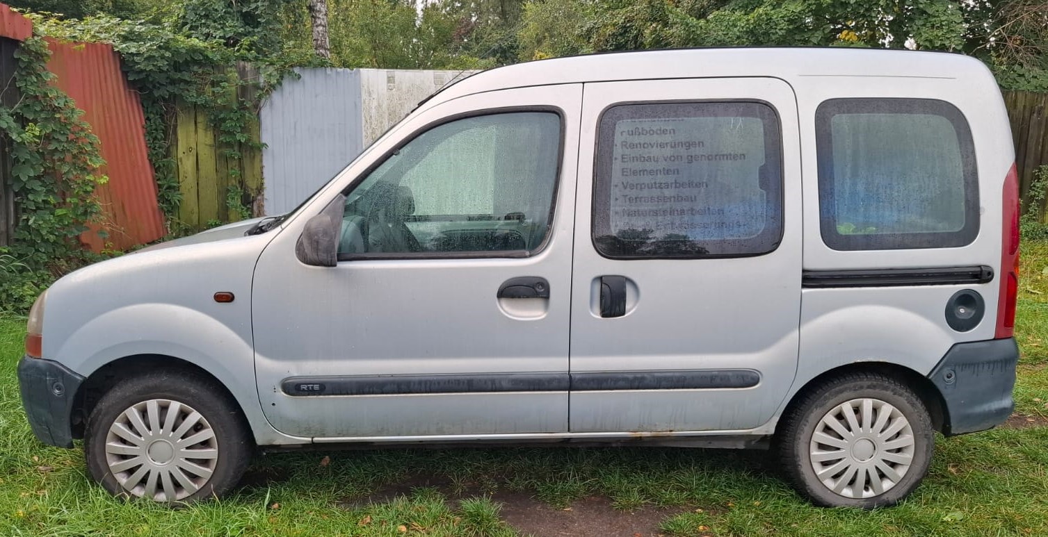 Lewy bok szarego Renault Kangoo z widocznymi oznakami korozji progu pojazdu