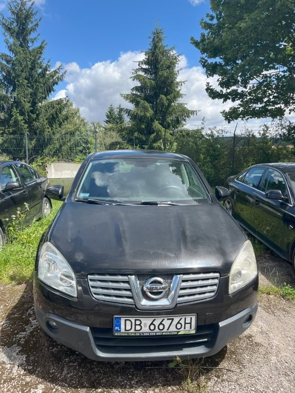 Maska pojazdu z widocznym zmatowieniem (ubytkiem) zewnętrznej powłoki lakieru na niemal całej powierzchni