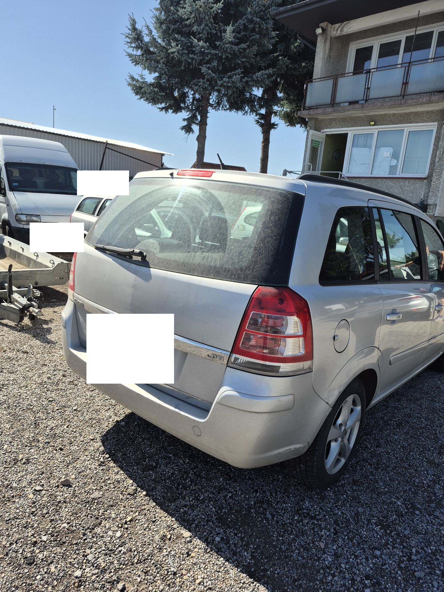 Srebrny Opel Zafira widok z tyłu z prawej strony