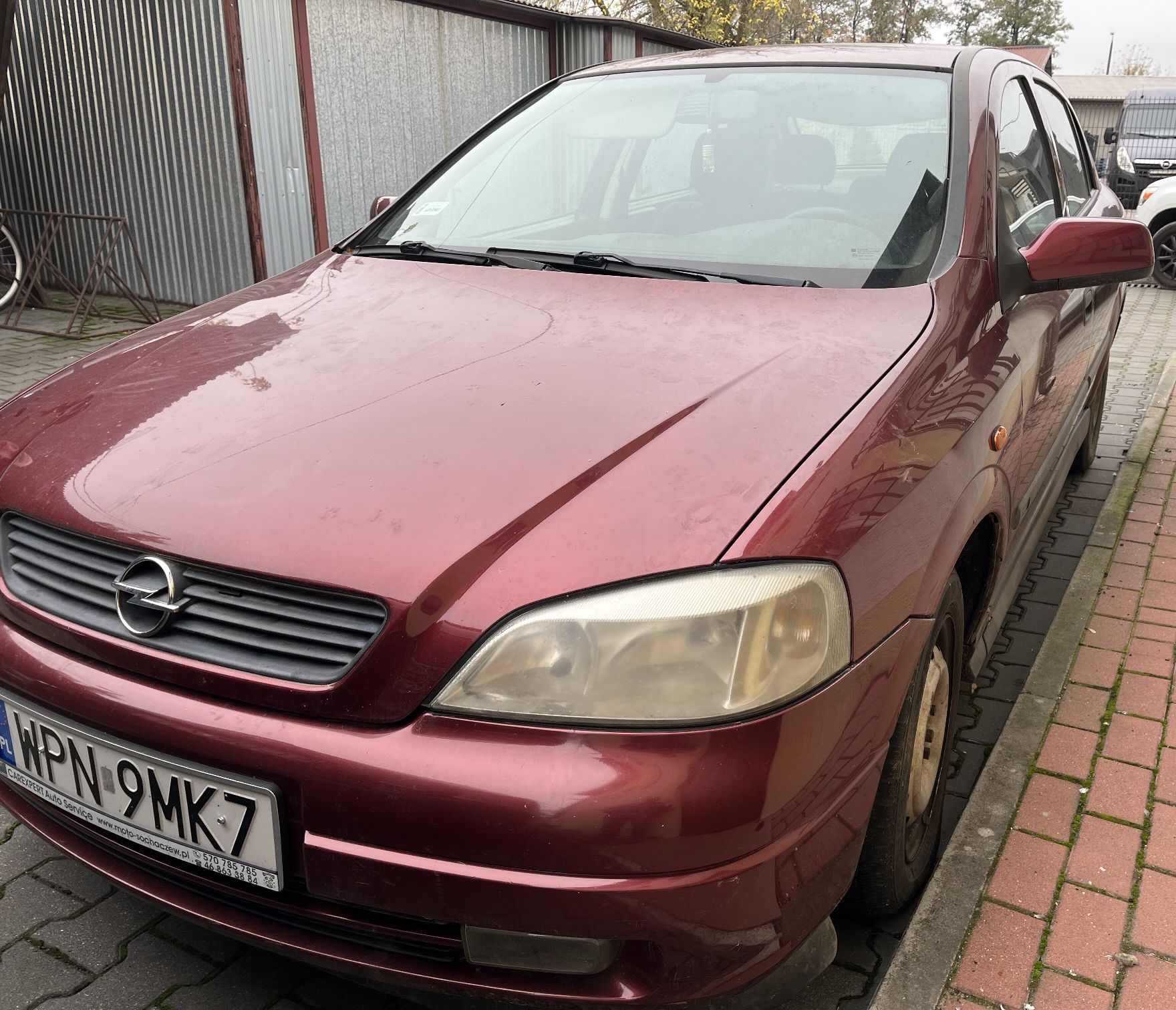 Klosz przedniego lewego reflektora matowy.