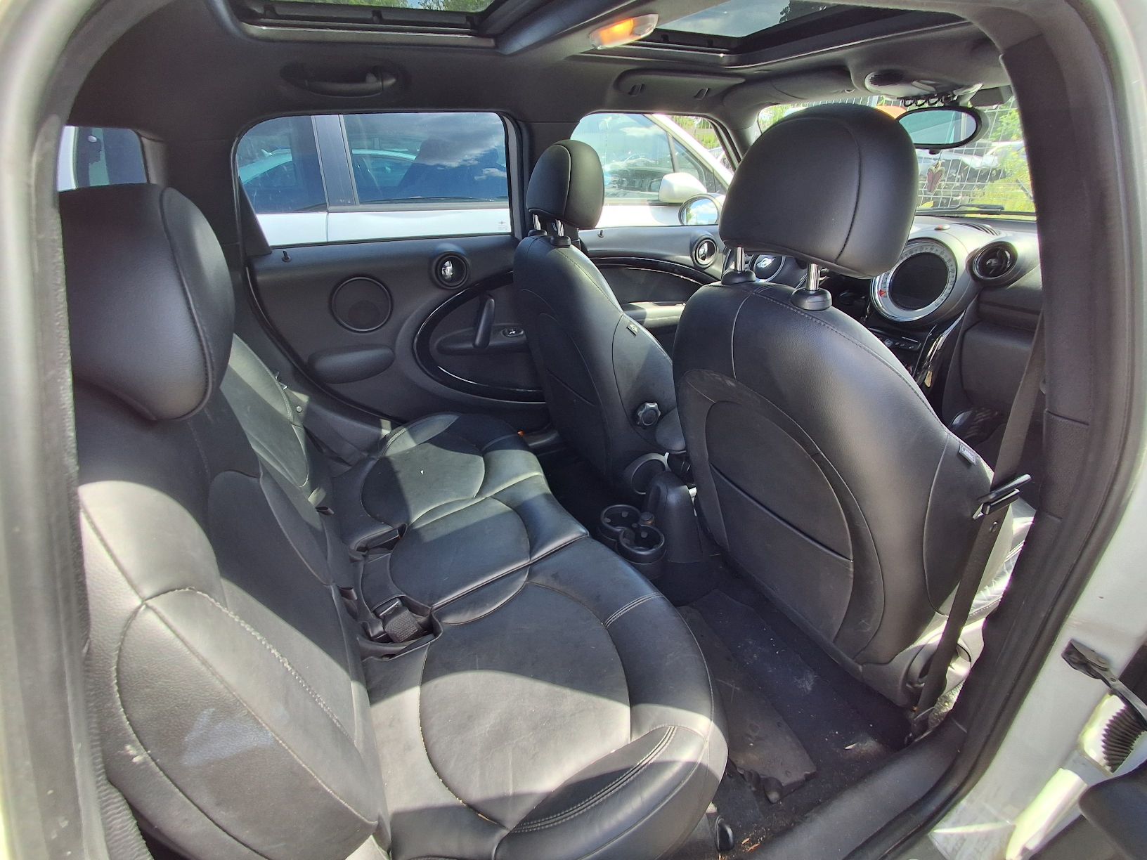 mini countryman widoczne wnętrze z tyłu auta, nadwozie biało czarne