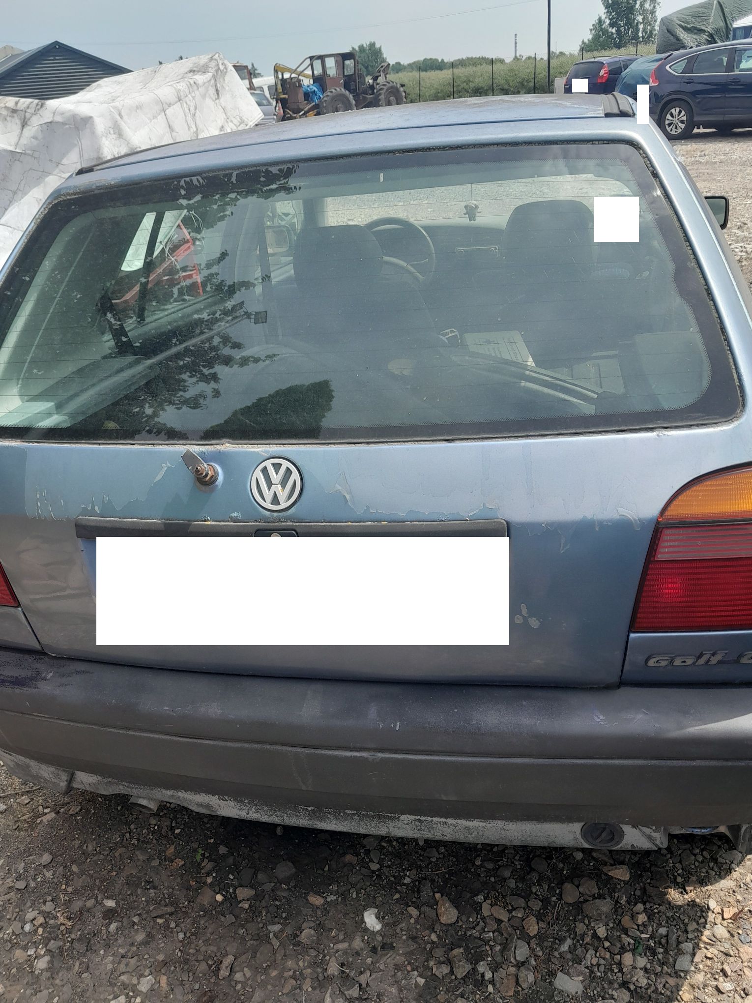 Niebieski Volkswagen Golf, widziany od tyłu pojazdu