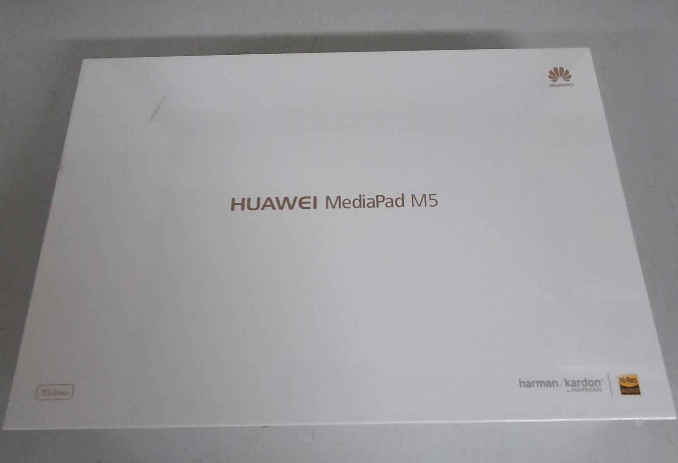 Opakowanie tekturowe koloru białego z napisem Huawei MediaPad M5