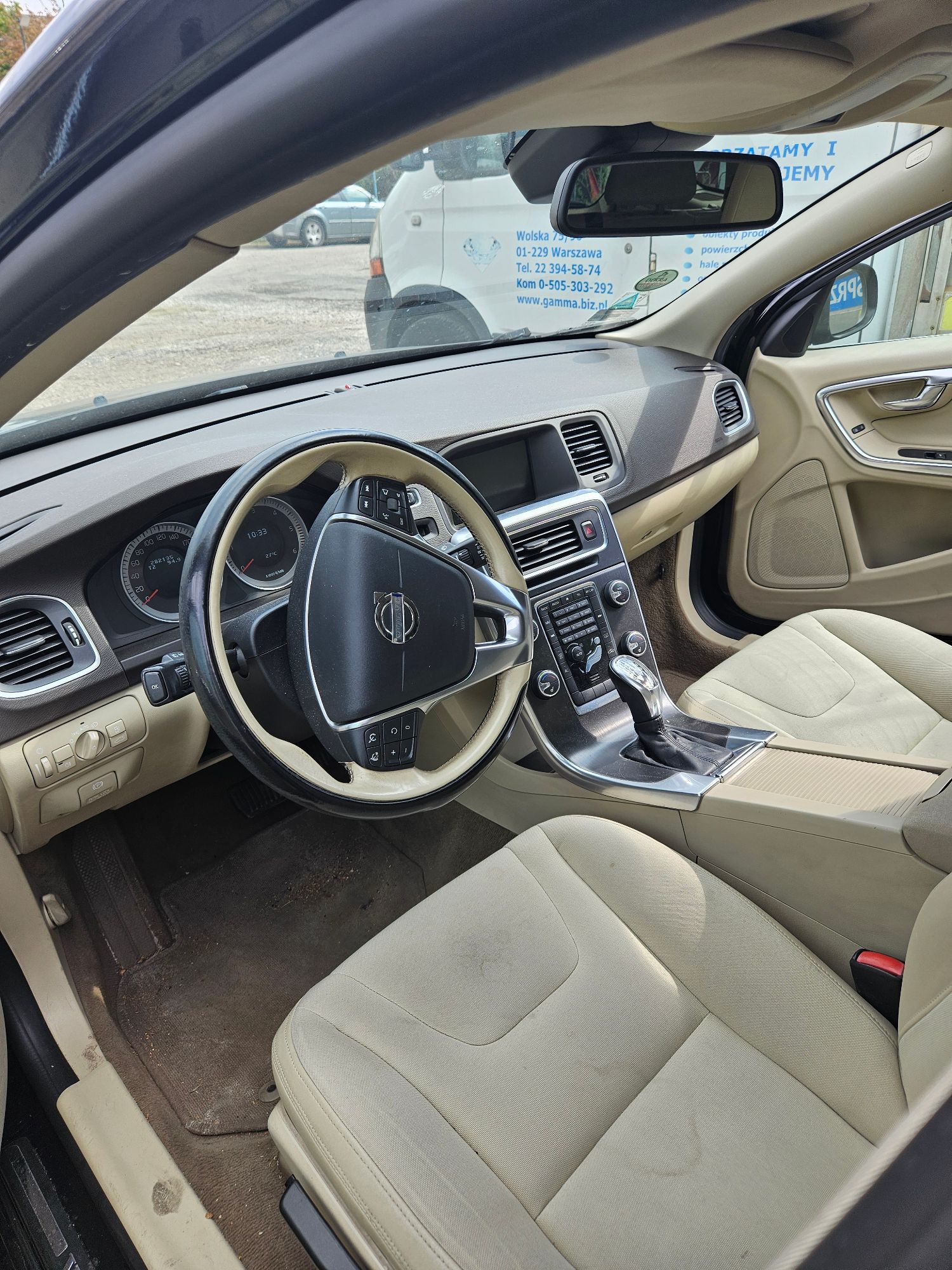 Samochód marki Volvo koloru czarnego. Widok wnętrza pojazdu na tablicę rozdzielczą.
