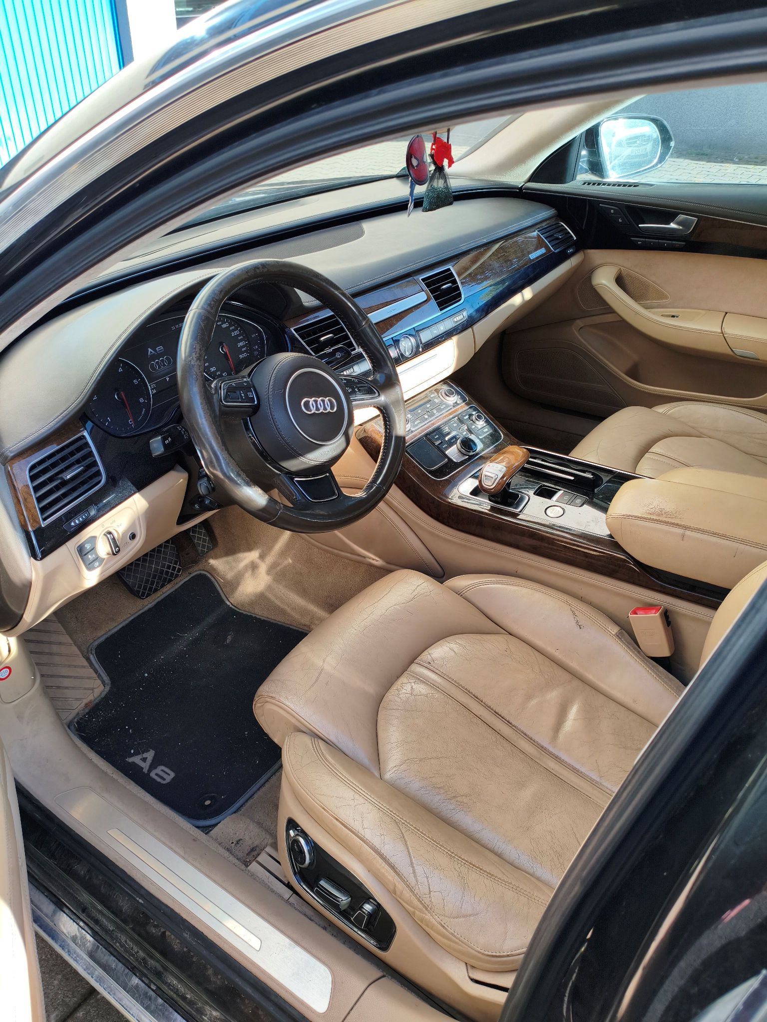 Wnętrze pojazdu AUDI A8.