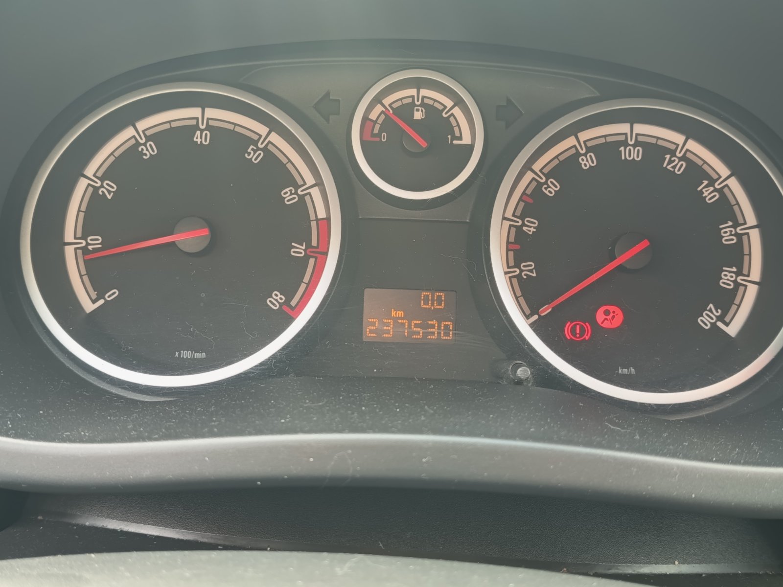 Zdjęcie sprzedawanego pojazdu, liczniki.