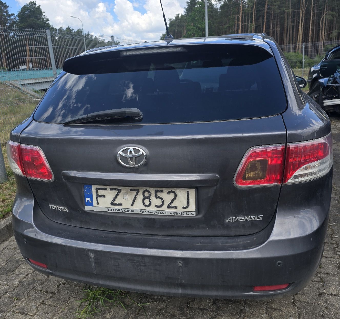 Tył grafitowej Toyoty Avensis bez widocznych uszkodzeń