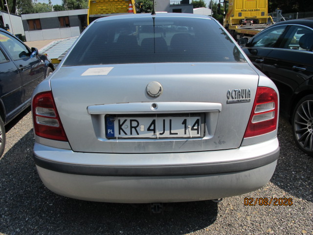Widoczny tył pojazdu, tylna klapa.