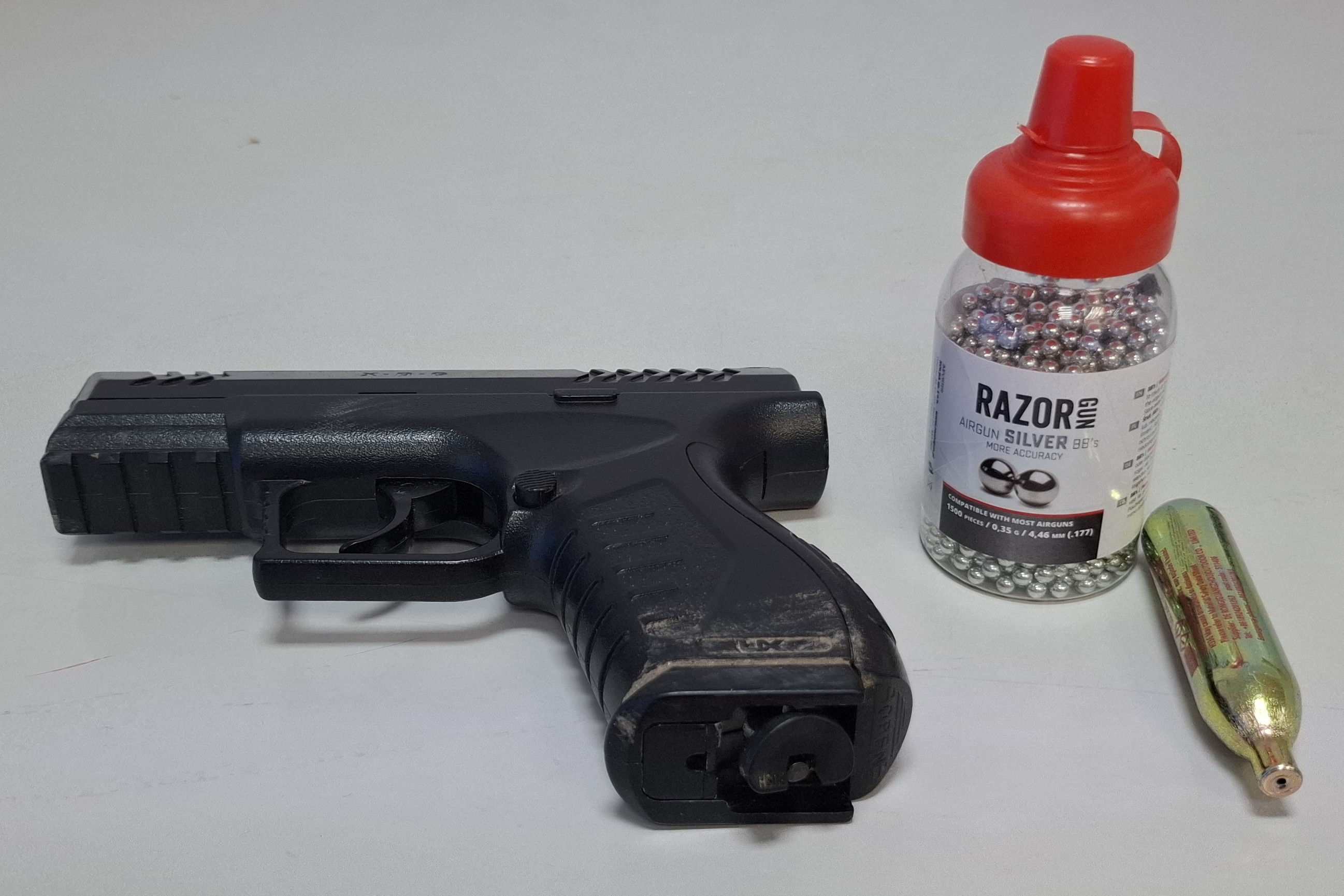pistolet pneumatyczny typu wiatrówka wraz z opakowaniem śrutu stalowego
