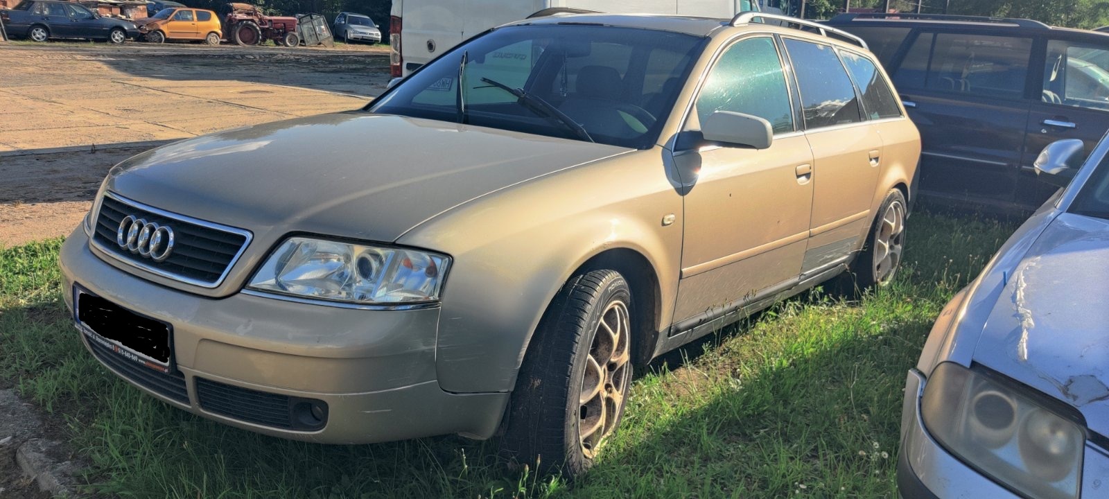 Samochód osobowy marki Audi koloru beżowego.