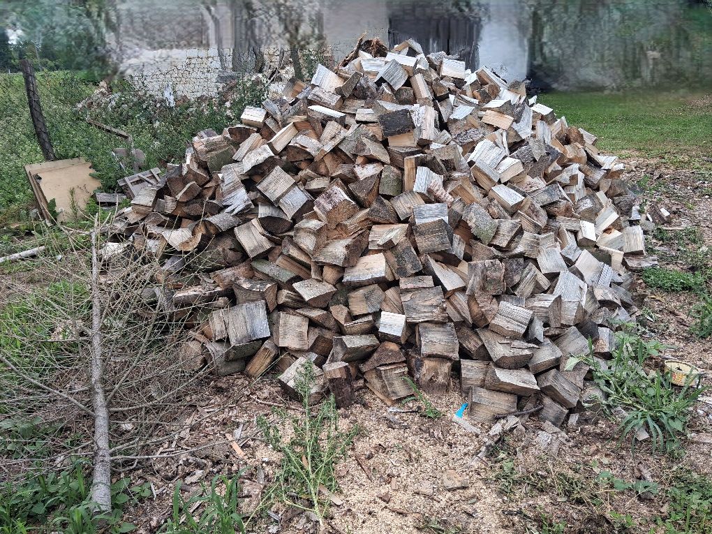 Widok na stertę drewna pociętego na kawałki na opał