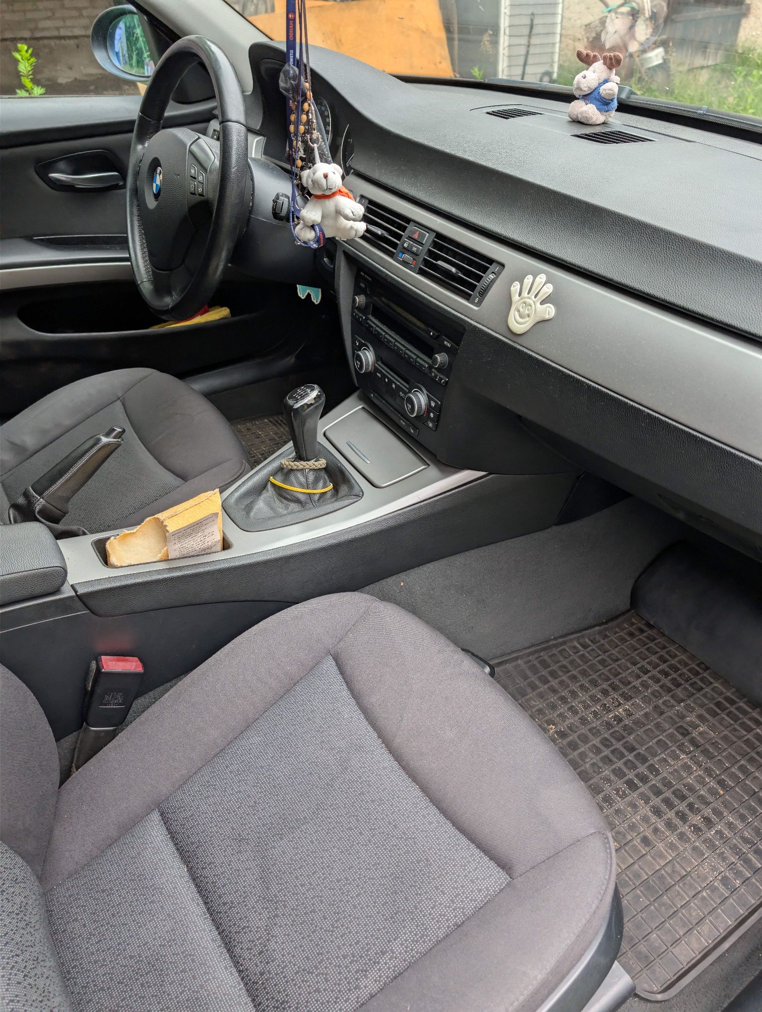 Wnętrze BMW z manualną skrzynią biegów.