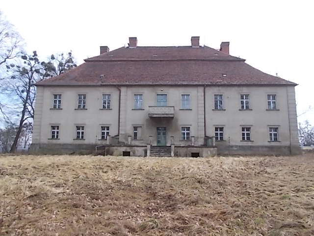 Widok dworku z częścią działki
