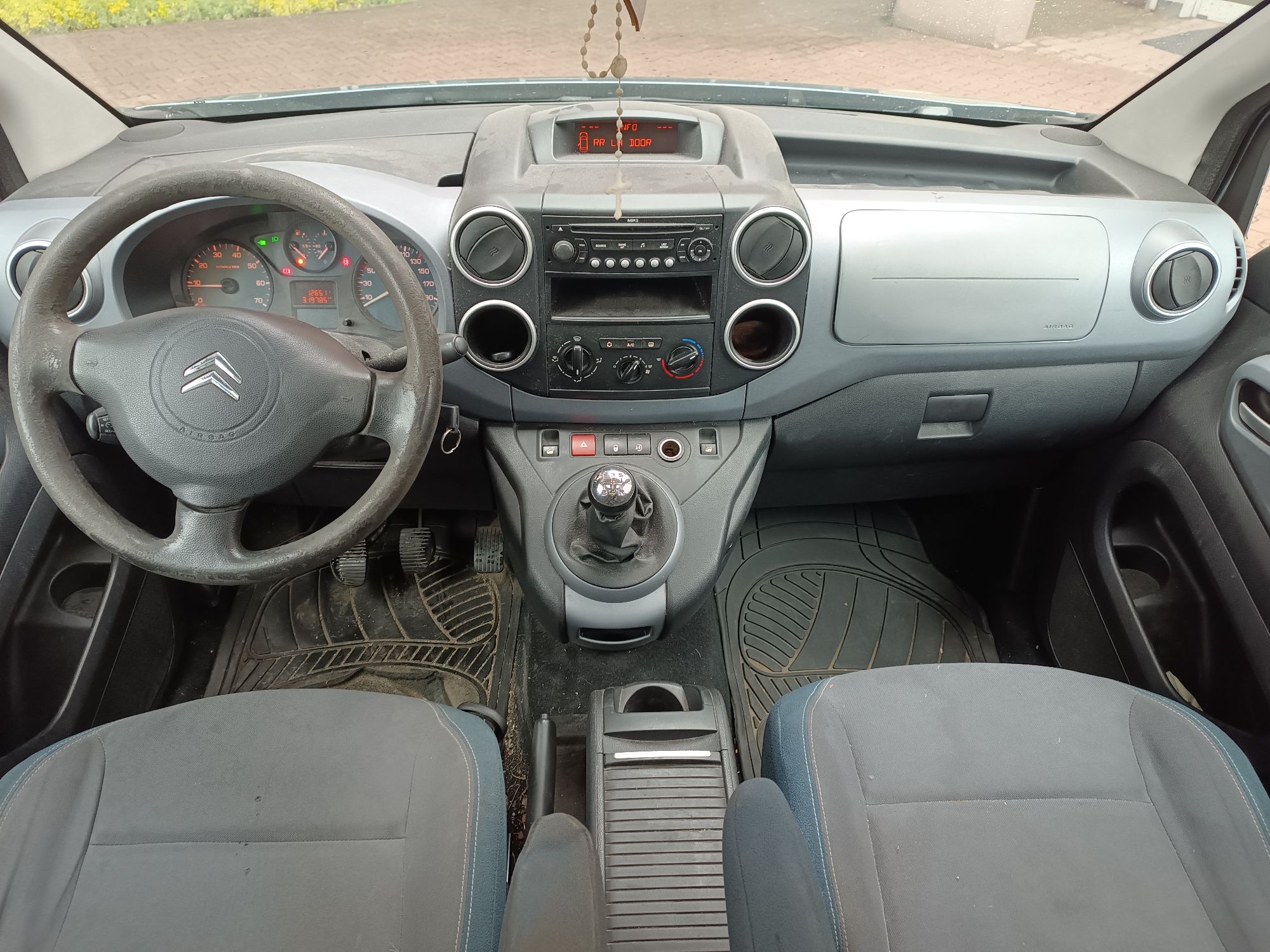Wnętrze samochodu marki Citroën, ukazująca kokpit z kierownicą, deską rozdzielczą oraz dwoma przednimi siedzeniami