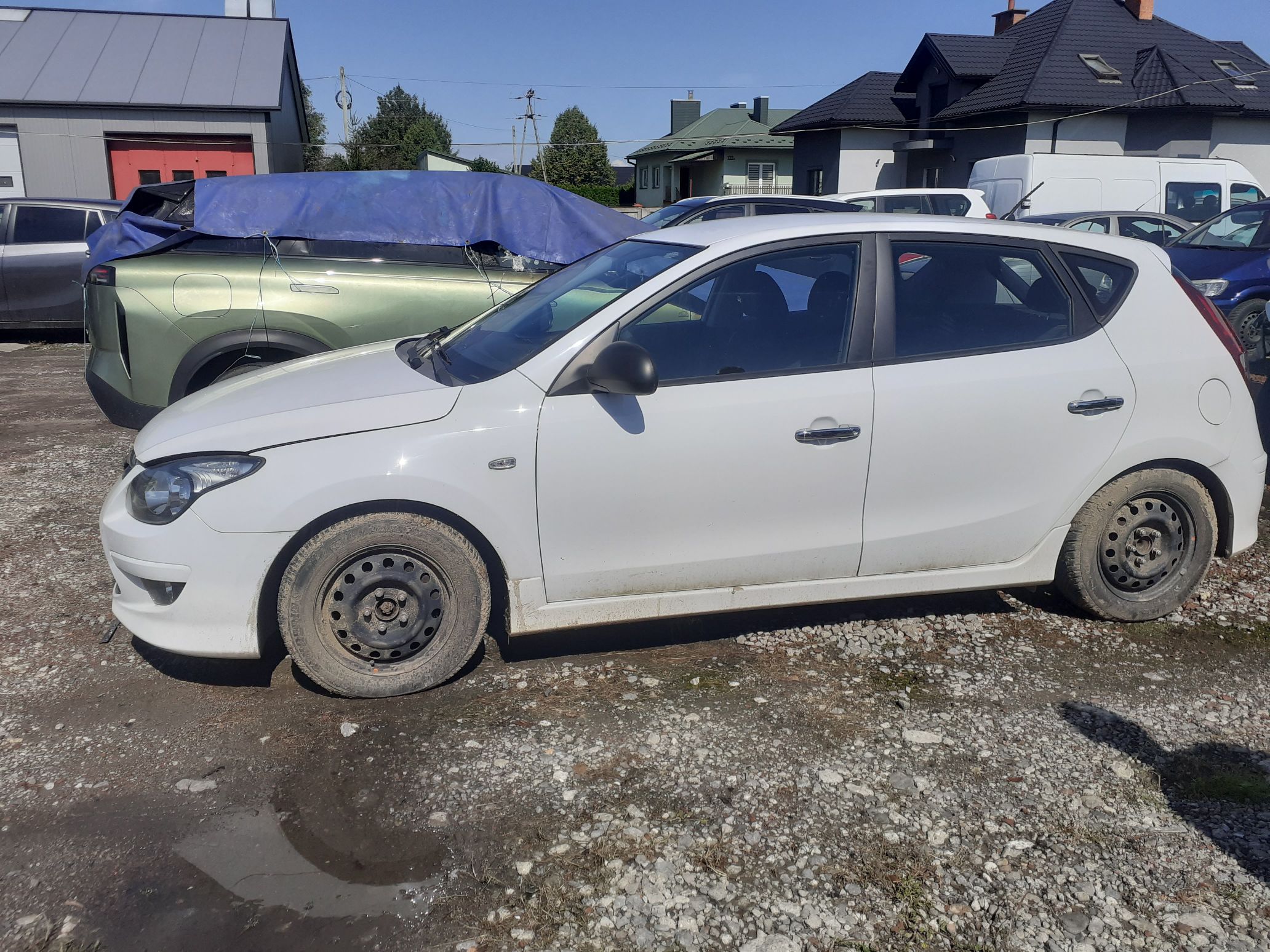 Lewy bok samochodu, powłoka lakiernicza nie uszkodzona, stalowe felgi kół bez kołpaków