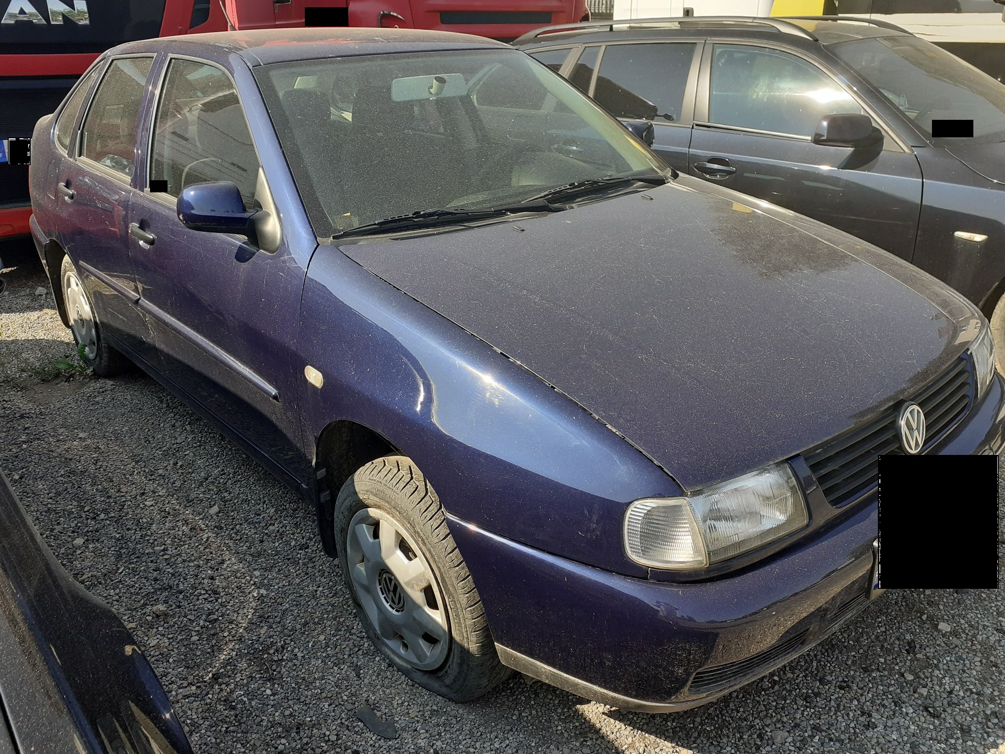 Granatowy Volkswagen Polo Classic widziany od strony prawego przodu
