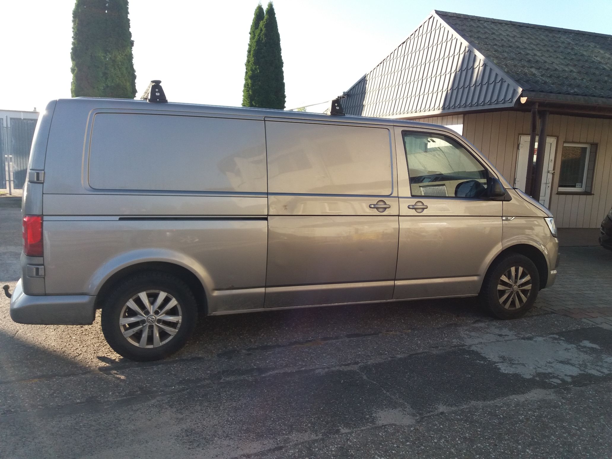Volkswagen Transporter widok prawy bok