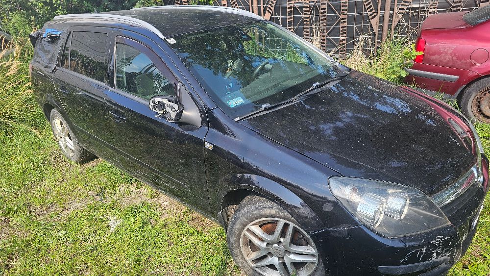 Prawy bok samochodu Opel Astra.