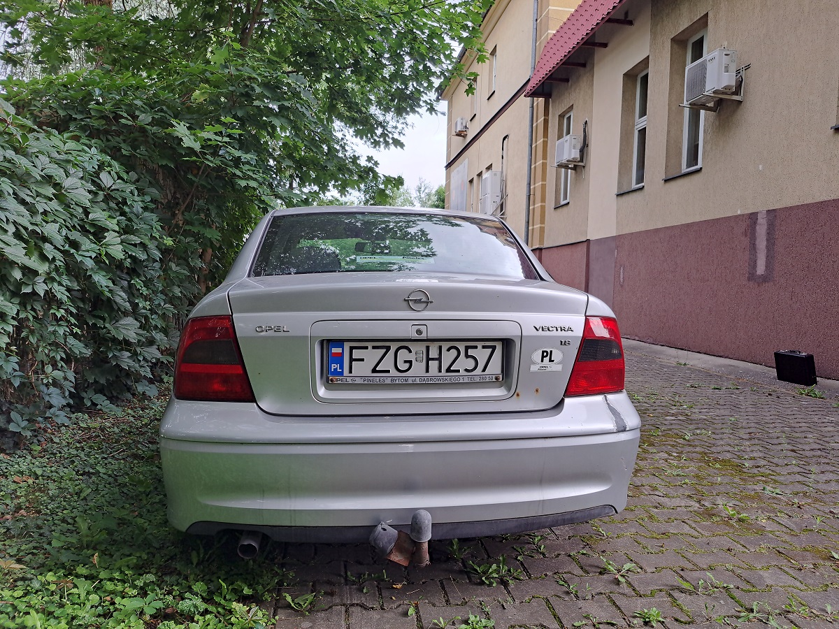 tył srebrnego samochodu osobowego Opel Vectra brak widocznych uszkodzeń ślady korozji zderzak po naprawie hak holowniczy