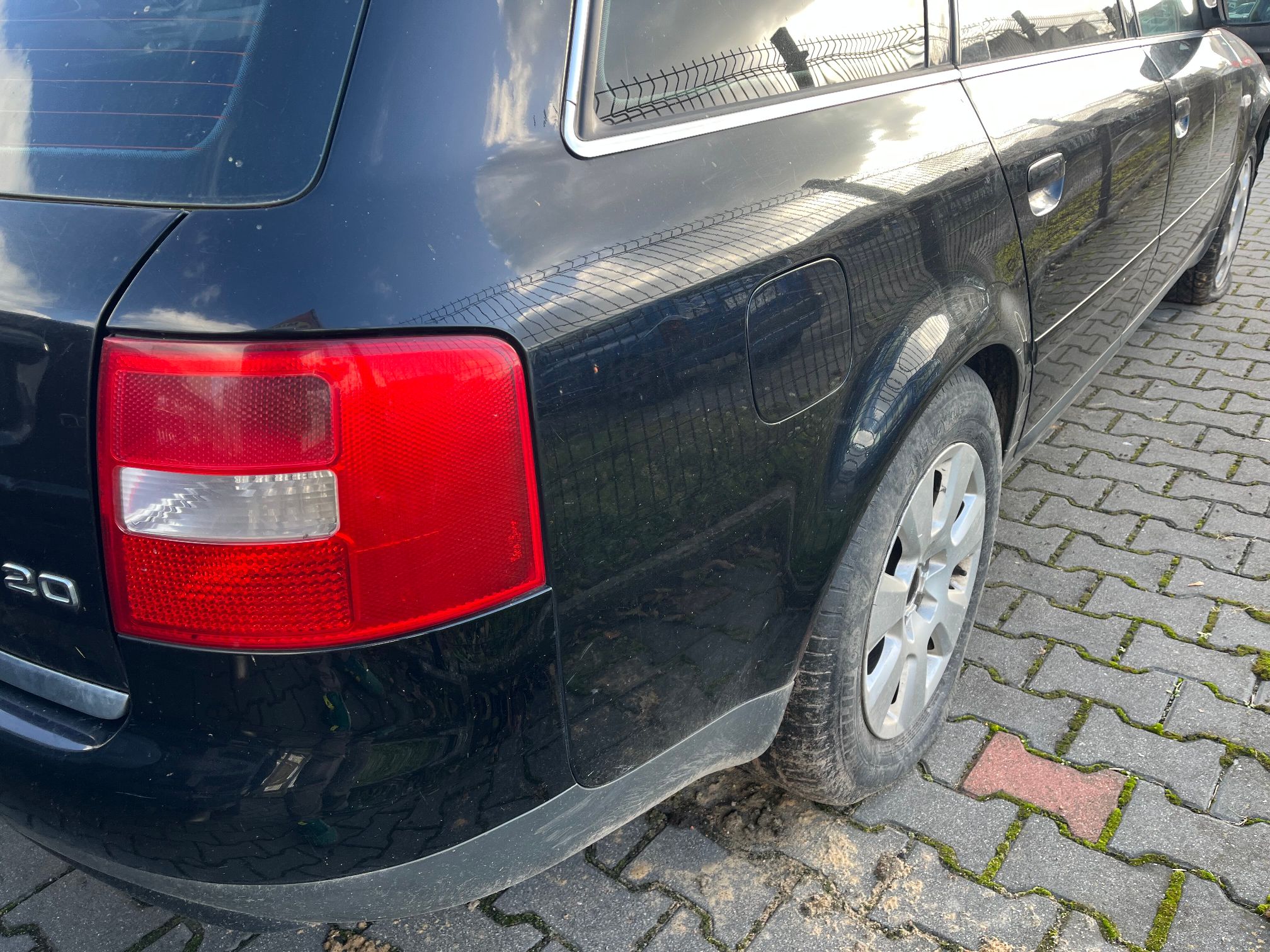 Prawy bok i tył pojazdy z widocznymi odpryskami i zarysowaniami powłoki lakierniczej.