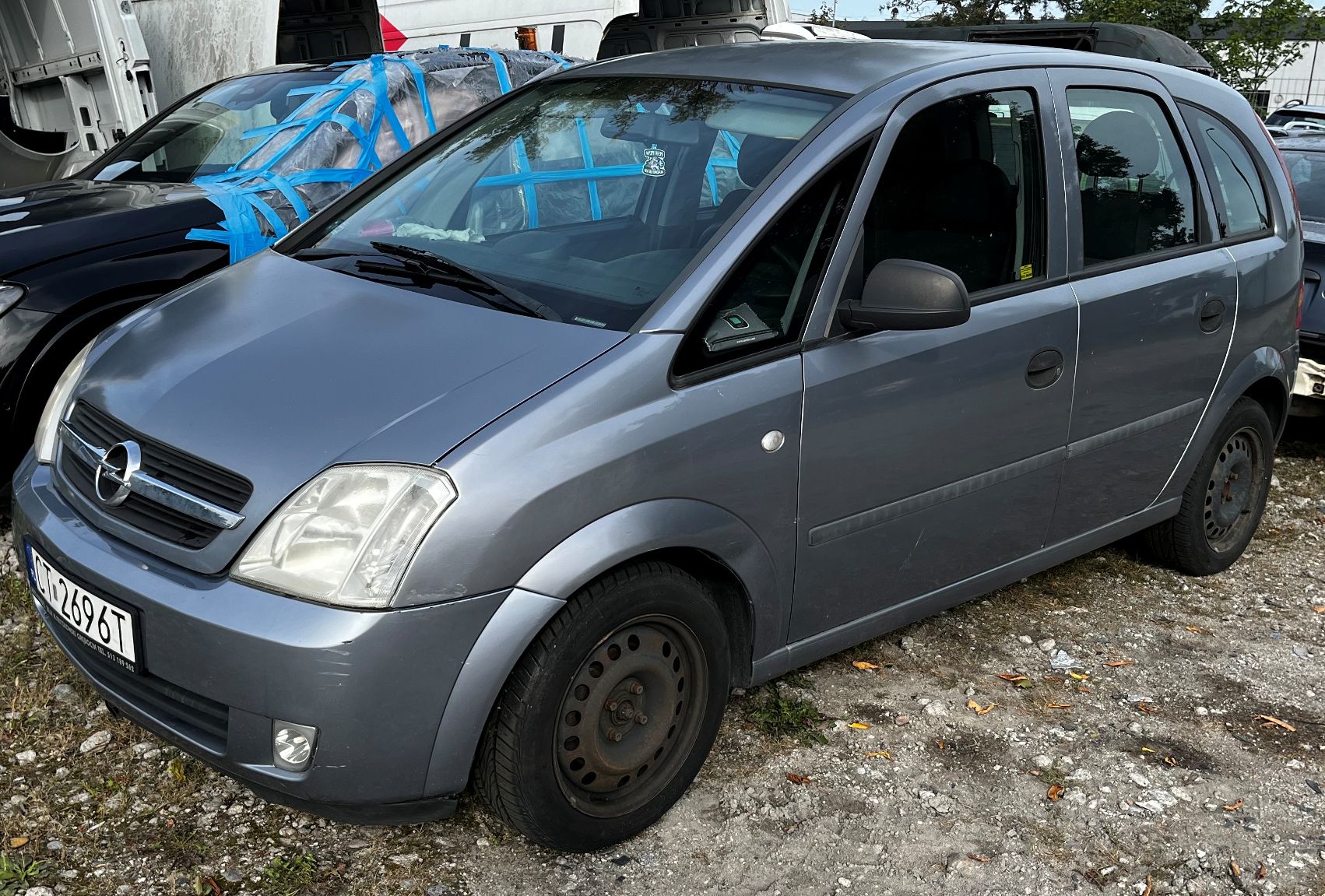 Zdjęcie OPLA MERIVY HATCHBACK widocznego od strony prawego przedniego rogu.