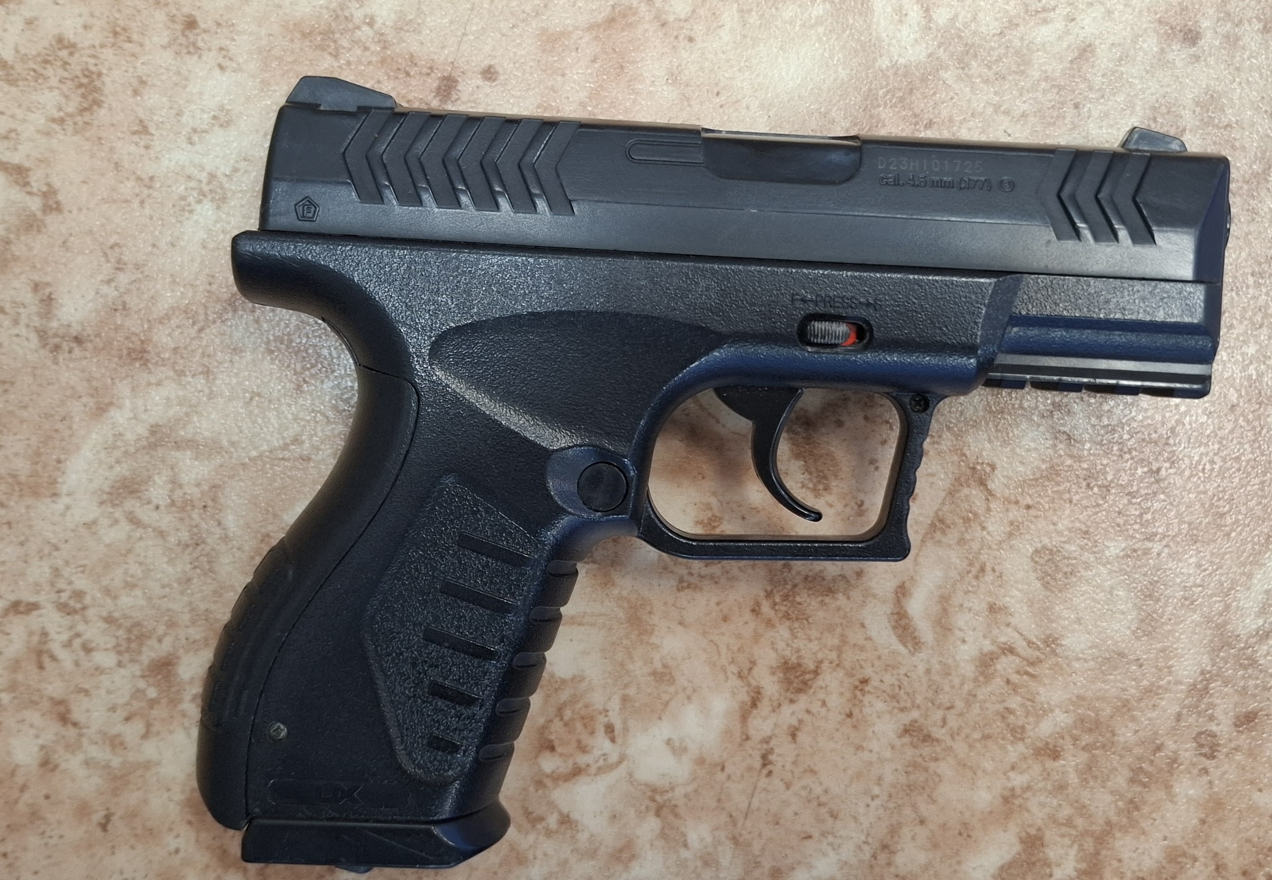 pistolet pneumatyczny typu wiatrówka wraz z opakowaniem śrutu stalowego