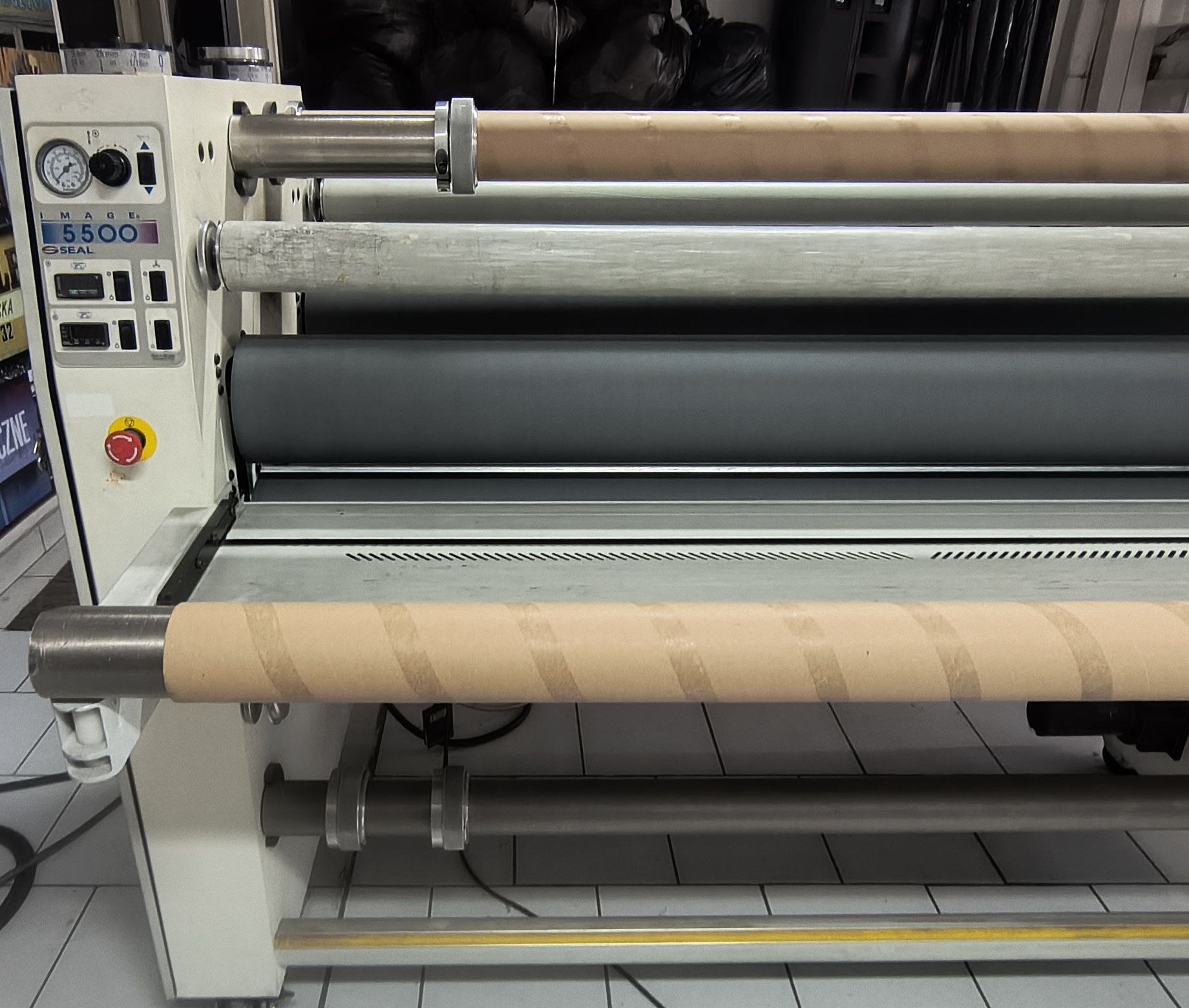 Laminator w miejscu instalacji.