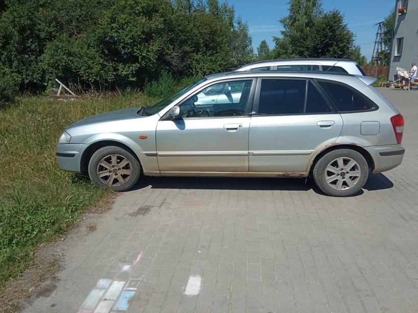 Mazda 323F - lewa strona