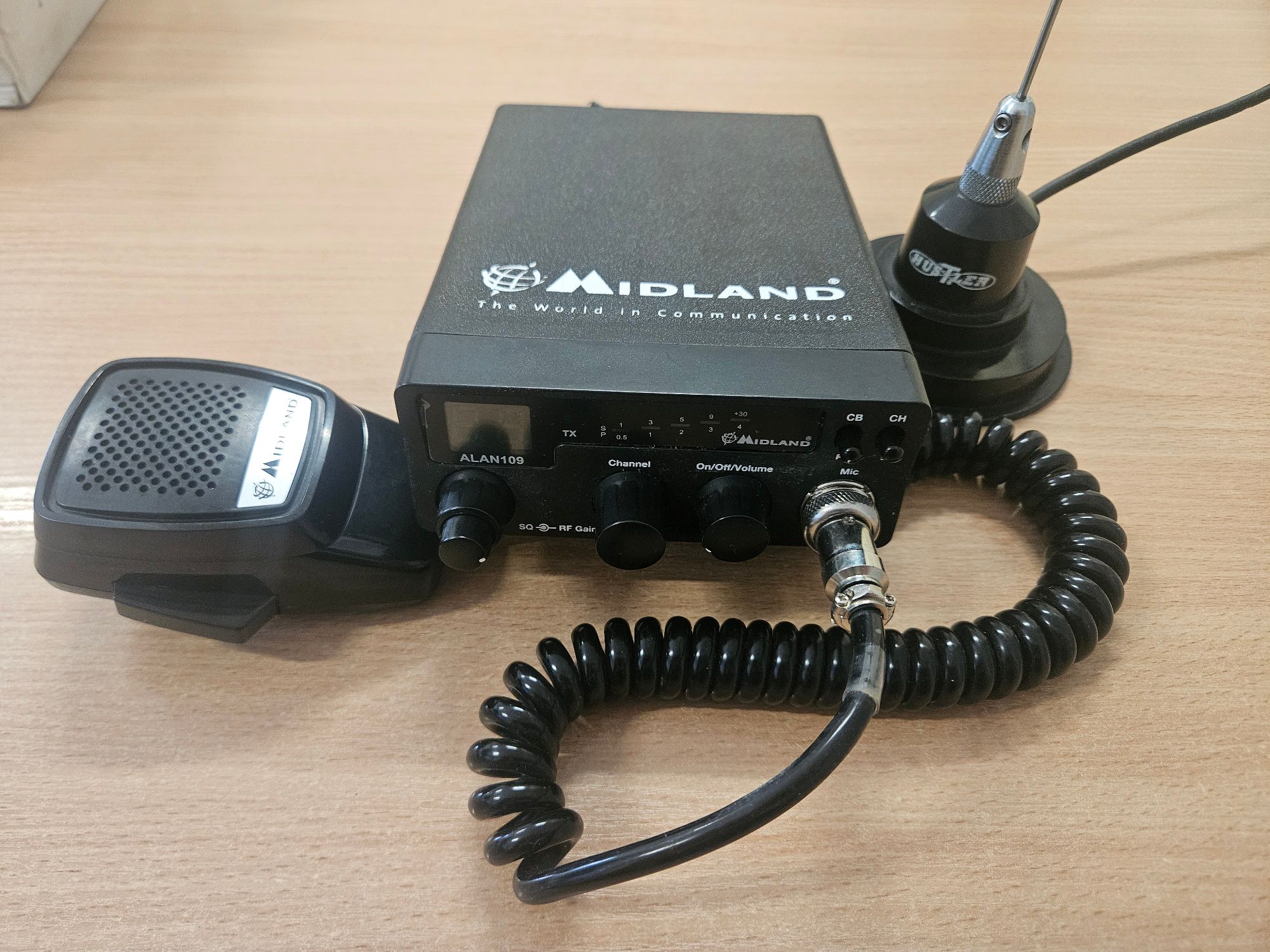czarne CB Radio z białym napisem Midland wraz anteną