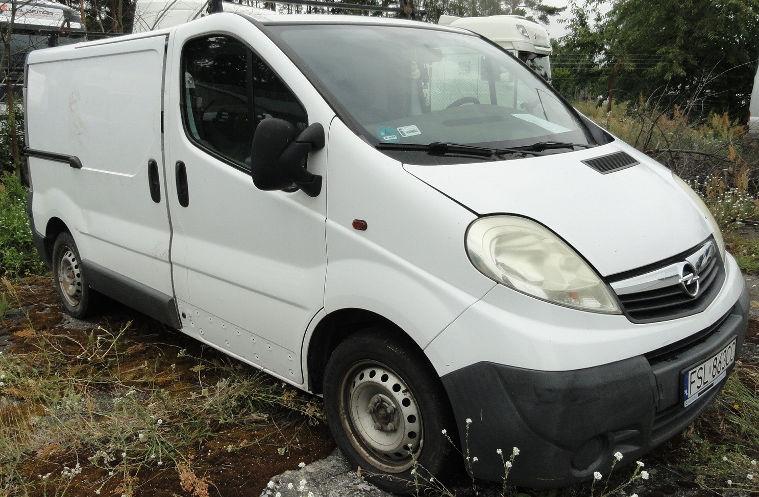 przód i prawy bok Opla Vivaro