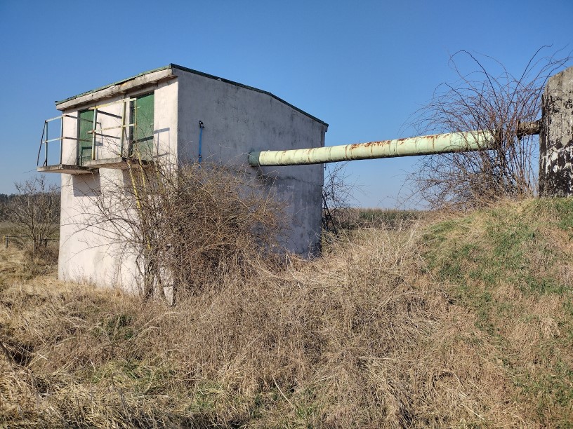 Nieczynne urządzenia oczyszczalni ścieków.