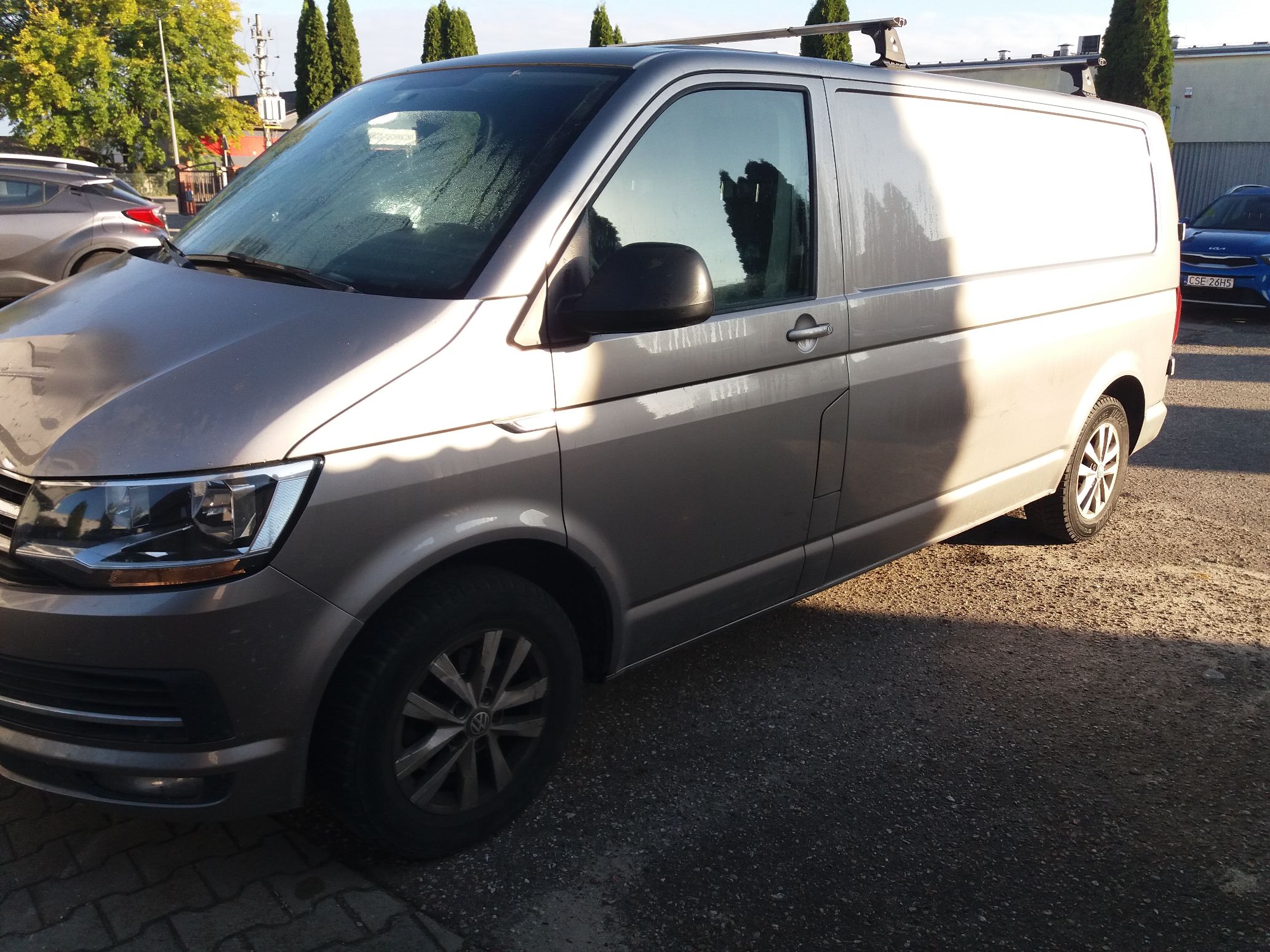 Volkswagen Transporter widok prawy bok i przód