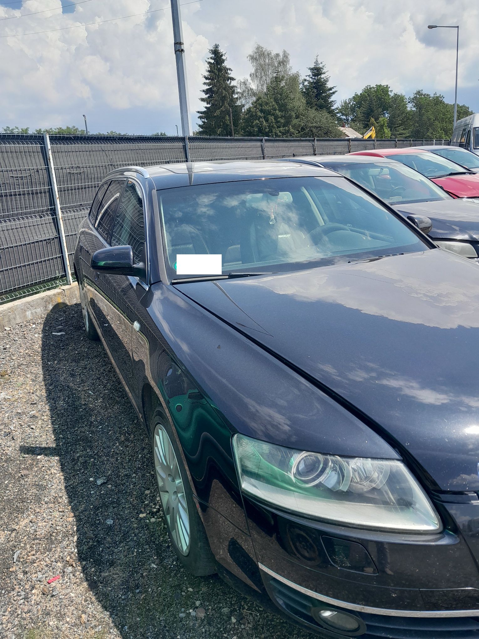 Czarne Audi A6, ujęcie z prawej strony pojazdu