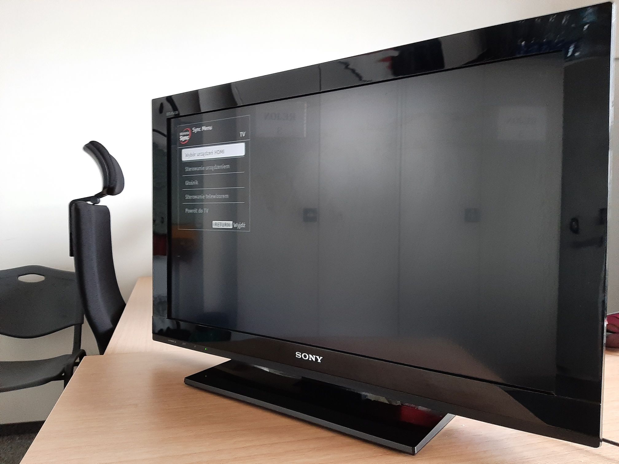 Przód telewizora z widocznym ekranem i podstawą.