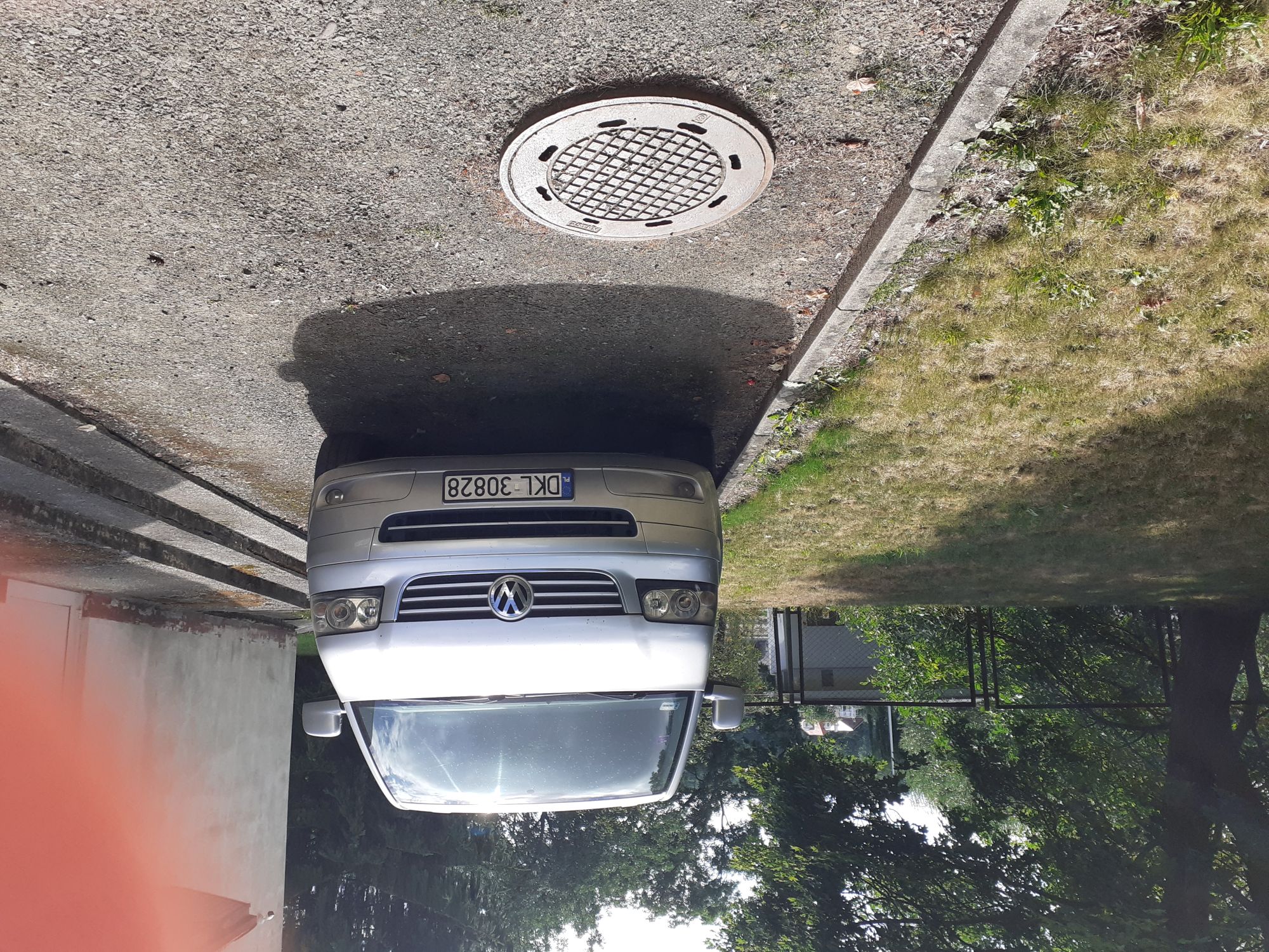 Srebrny Volkswagen Caravelle zaparkowany przodem