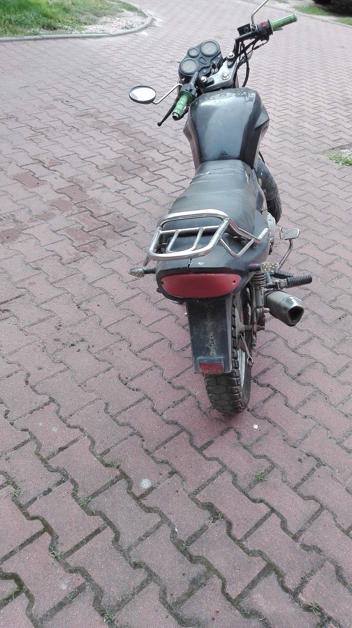 Zdjęcie motoroweru z tyłu