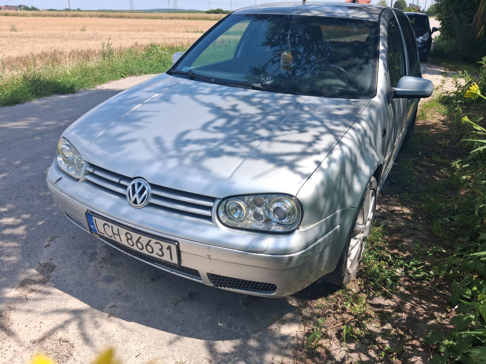 Przód samochodu osobowego marki Volkswagen w kolorze srebrnym.