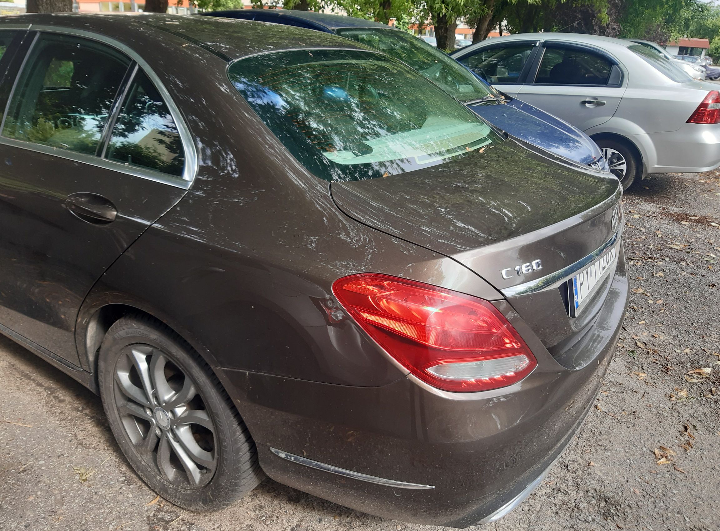 Zdjęcie przedstawia tył brązowego pojazdu