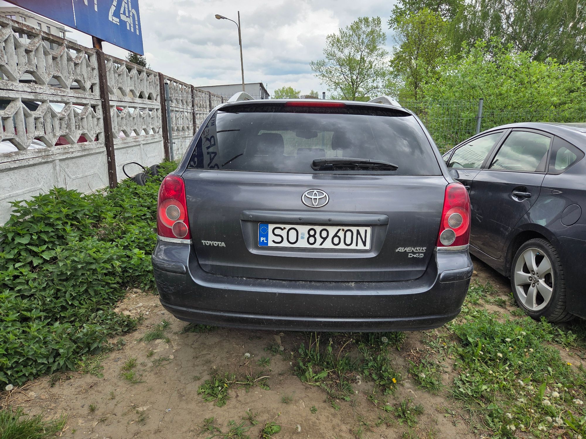 samochód osobowy Toyota Avensis tył pojazdu