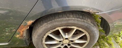 Zdjęcie przedmiotu przedstawia prawy błotnik pojazdu Honda.