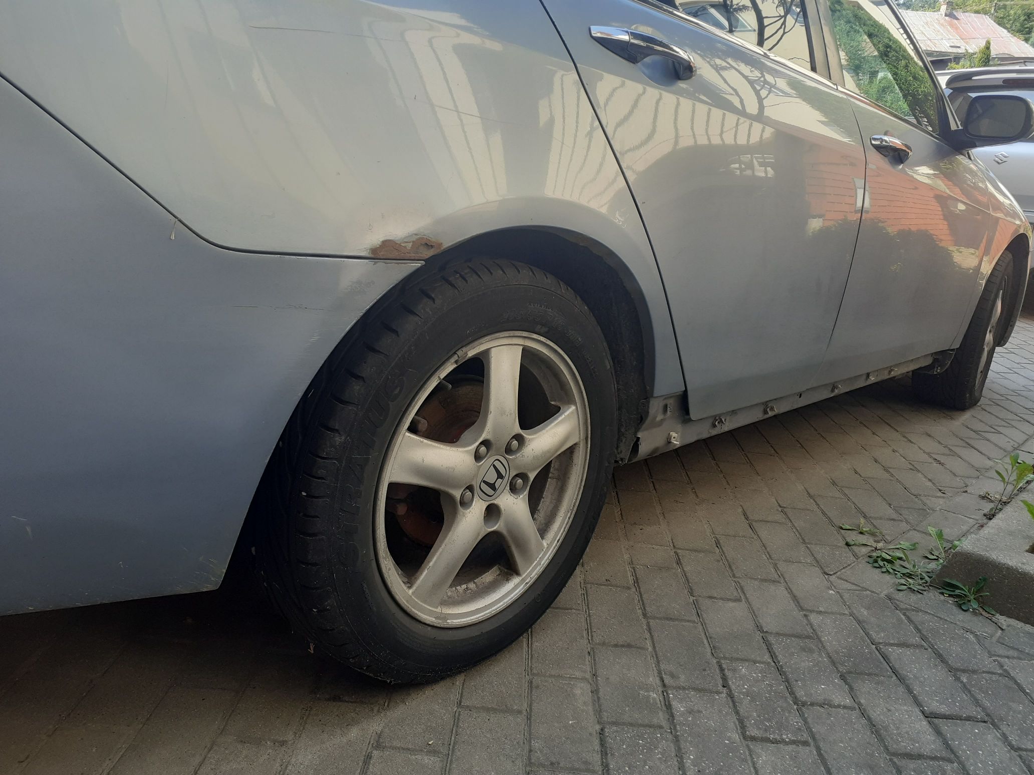 Honda Accord widziana od prawej strony, ognisko korozji