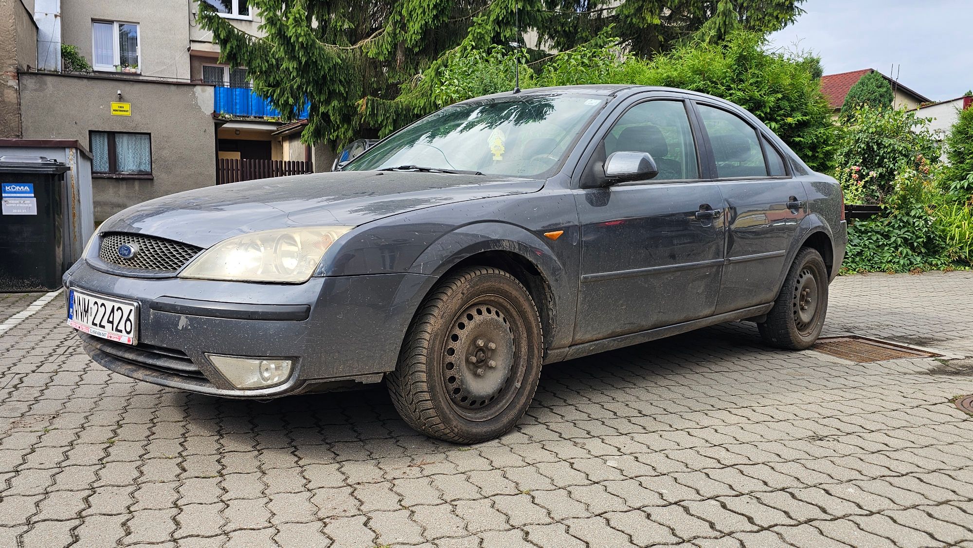 Ford Mondeo. widok bok lewa strona po ukosie. Kolor grafitowy