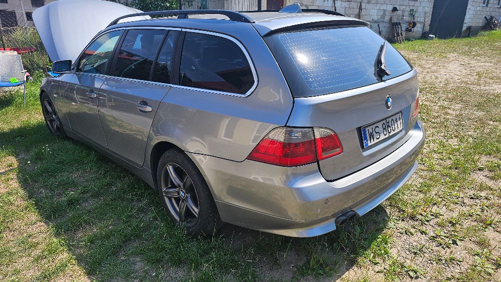 Widok na lewy tylny błotnik i zderzak pojazdu.