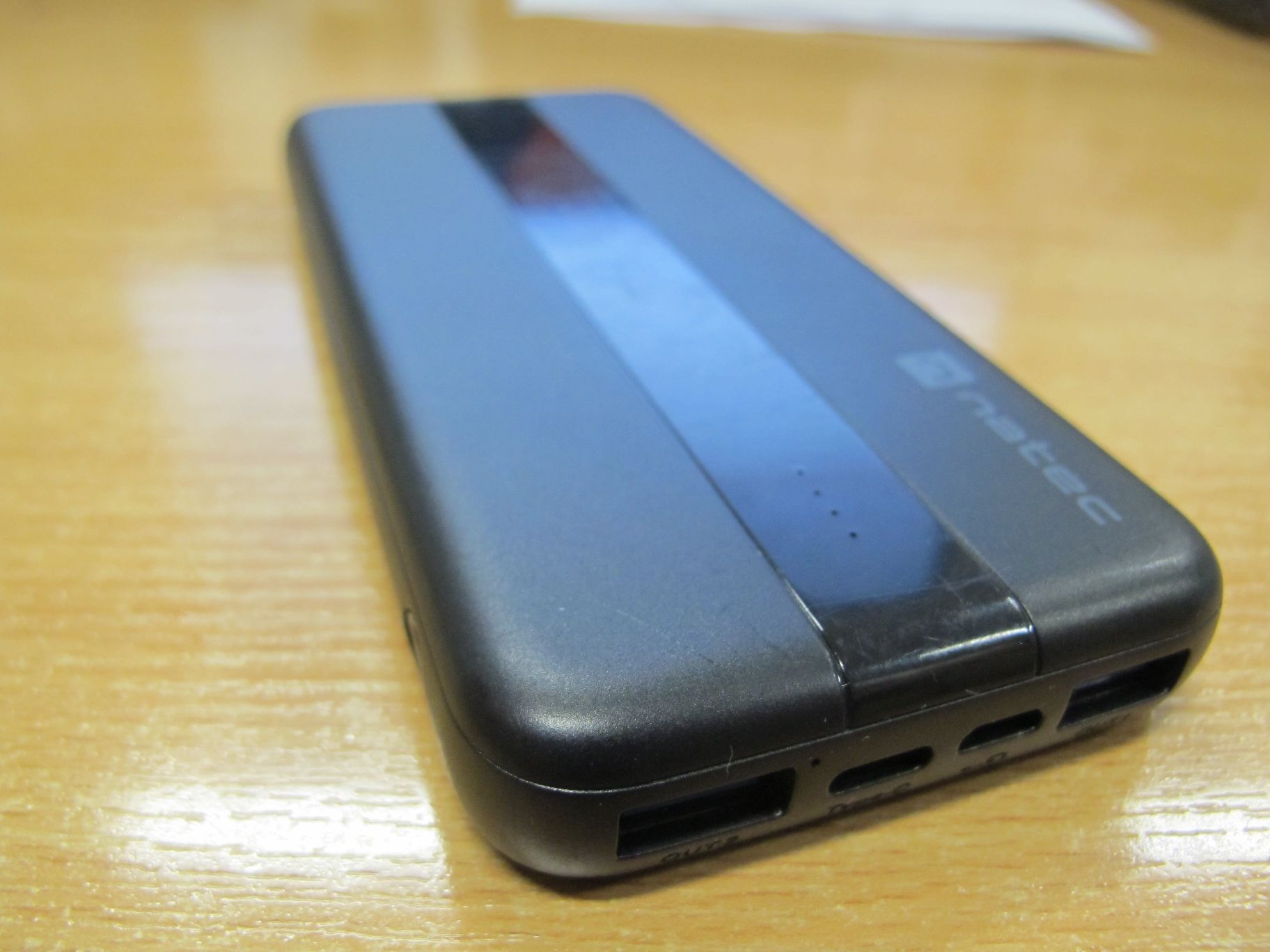 Powerbank z widocznymi portami USB, USB-C i Micro USB.