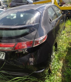 Honda Civic typu Hatchback (5-drzwiowy), na klapie bagażnika widoczne jest oznaczenie wersji wyposażenia/stylizacyjnej GT.