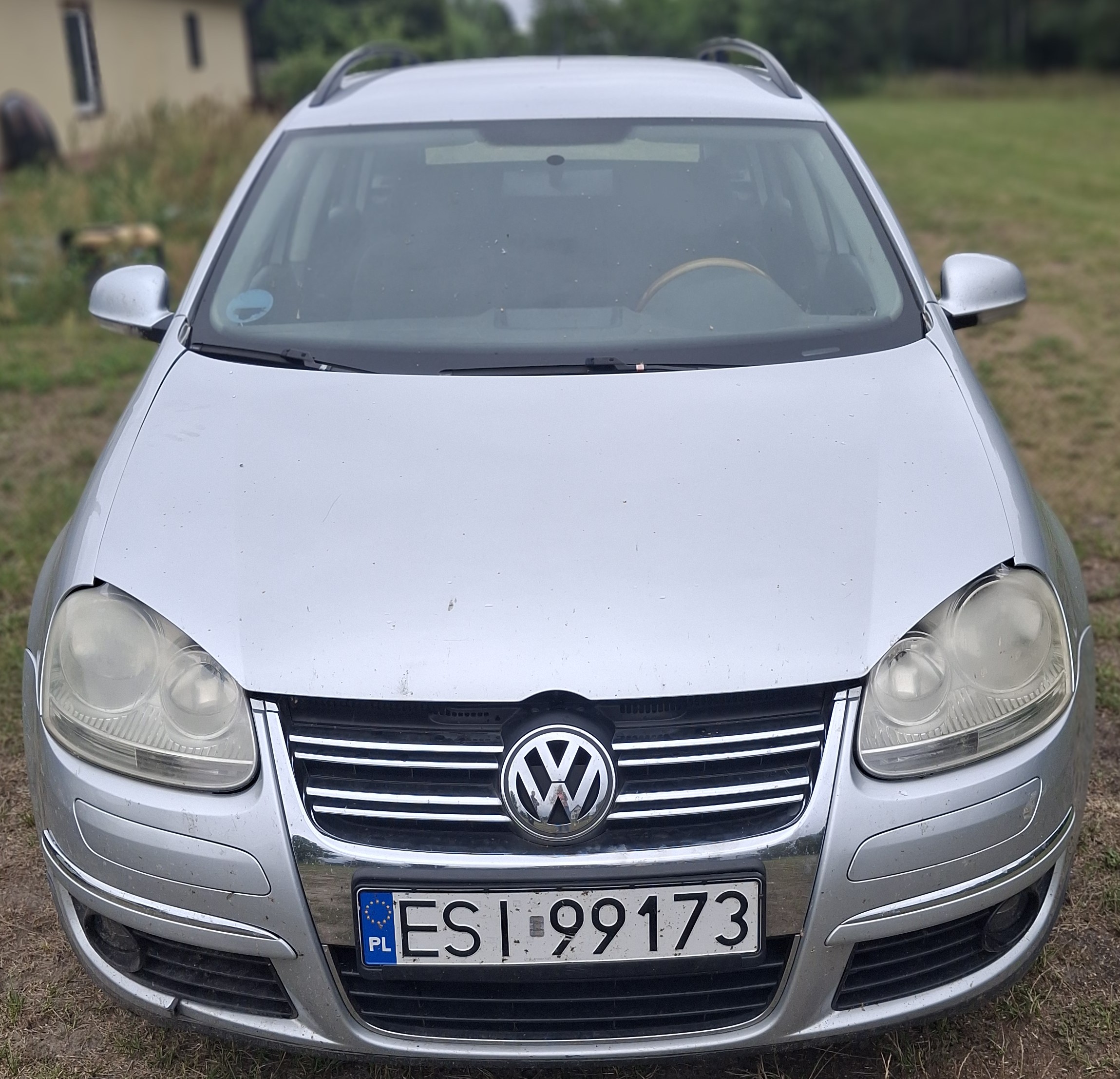 Srebrny Volkswagen Golf kombi, przód auta z polską tablicą rejestracyjną, logo VW i zmatowionymi reflektorami.